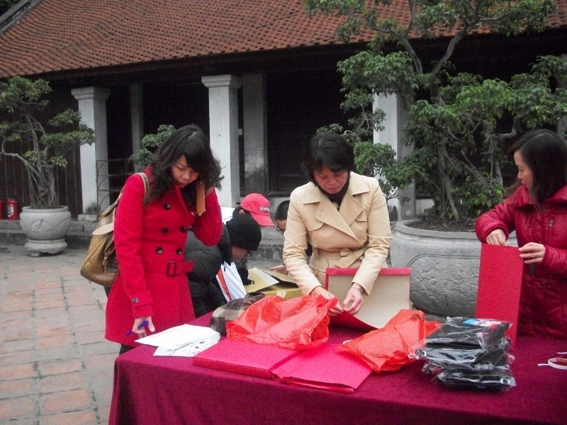 Các thầy cô chuẩn bị quà lưu niệm tại sân của Văn Miếu