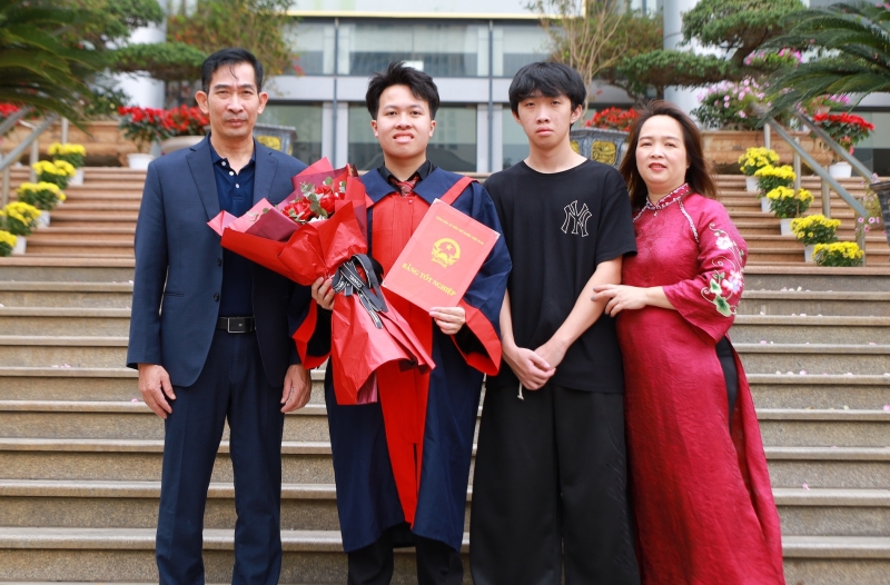 Huy Anh cùng gia đình. Ảnh: NVCC