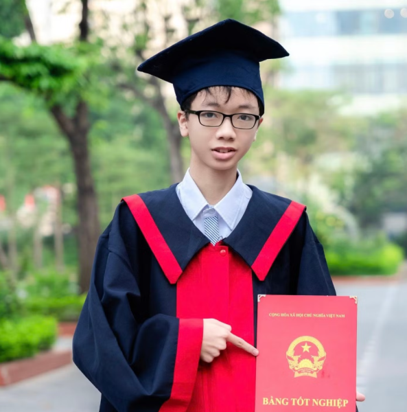 Em Nguyễn Hải Nam - học sinh lớp 9A, trường THPT chuy&ecirc;n H&agrave; Nội - Amsterdam.